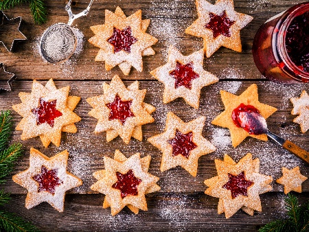 Линцерови сладки с форма на звезда и сладко от малини за коледа - снимка на рецептата